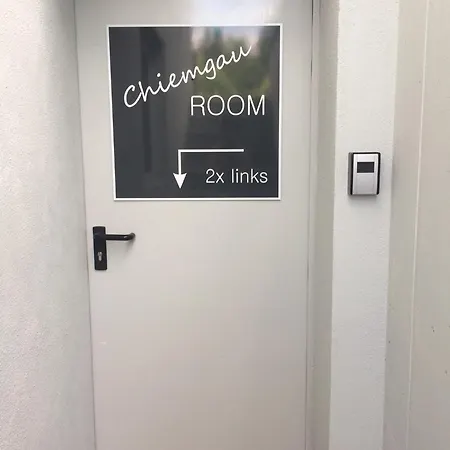 منزل للإقامة Chiemgau-room, Helles Souterrain, Eigene Terrasse *